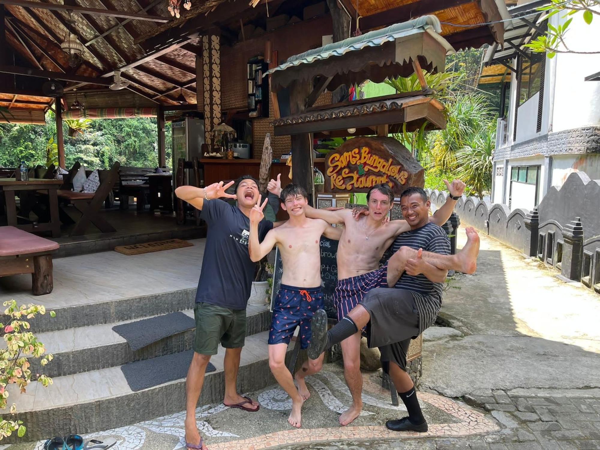 Sam's Bungalows Bukit Lawang Bagian luar foto