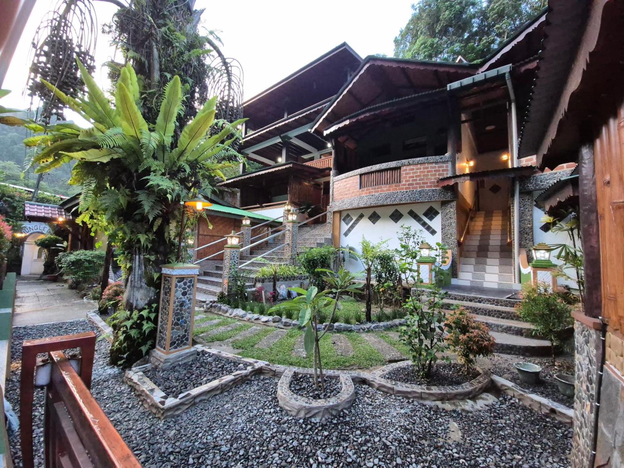 Sam's Bungalows Bukit Lawang Bagian luar foto