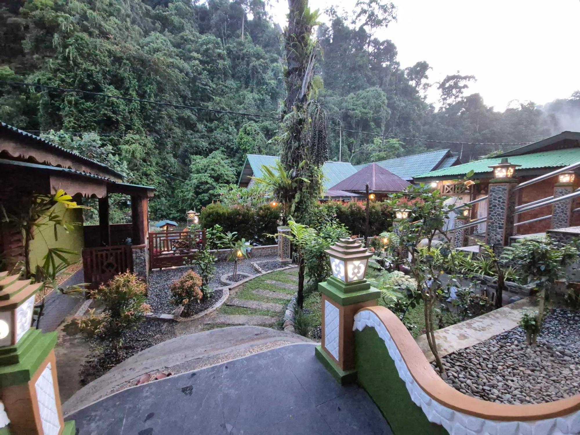 Sam's Bungalows Bukit Lawang Bagian luar foto